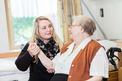 Wohnen-und-Pflegen_Pflegekraft_Bewohnerin.jpg