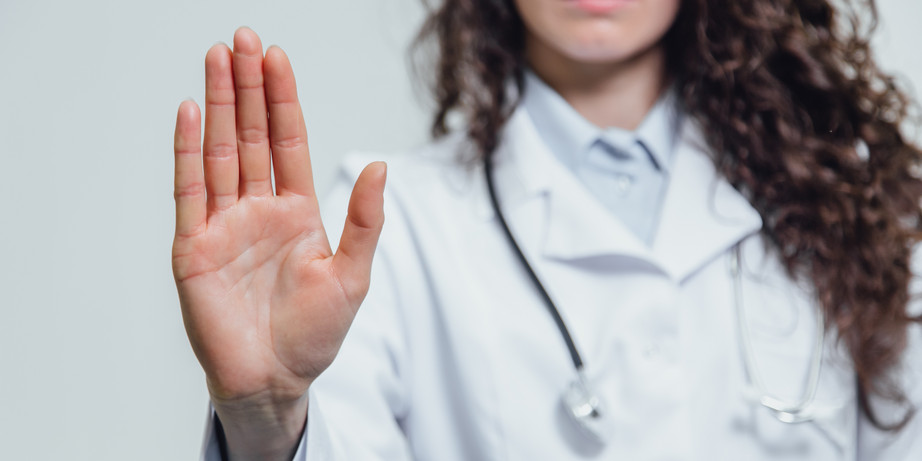 Frau hält Hand hoch